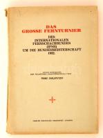 Franz Chalipetzky: Das Grosse Fernturnier. Das internationalen fernschachbundes. (IFSB) Um die bundesmeisterschaft 1932. Kecskemét, é.n. (1936), Magyar Sakkvilág. Kiadói papírkötés, fekete-fehér fotókkal, és szövegözti ábrákkal illusztrálva, német nyelven. A borítója szakadozott, a kötése sérült, felvágatlan példány, megviselt állapotban./ Paperbinding, in german language, in bad condition.