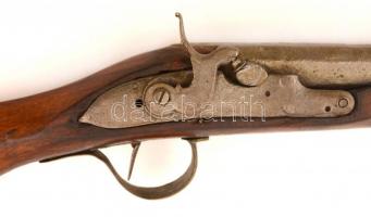 Elöltöltős vadászpuska, kis hiánnyal, az elsütőszerkezet részben működik, jelzés nélkül, kopásnyomok...