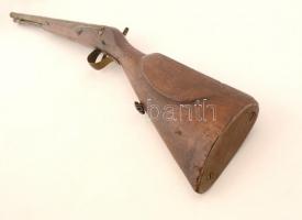 Elöltöltős vadászpuska, kis hiánnyal, az elsütőszerkezet részben működik, jelzés nélkül, kopásnyomok...