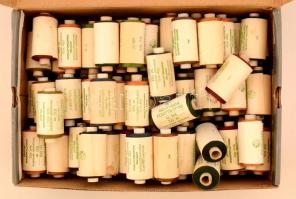 100 db. Különleges kesztyűvarró mercerezett varrócérna, különféle színekben, Pamutfonóipari Vállalat, bontatlan csomagolásban.