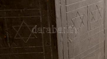 Dávid-csillag motívumos sámli, fa, kis kopásnyomokkal, m: 46,5 cm