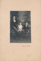 cca 1920 Gyermek csoportkép Király János műterméből Kaposváron, fotó kartonra ragasztva / photo glued to cardboard, 29×20 cm