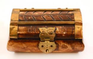 Ékszeres dobozka, réz veretekkel, plüss belsővel, 7×4,5 cm