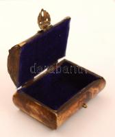 Ékszeres dobozka, réz veretekkel, plüss belsővel, 7×4,5 cm