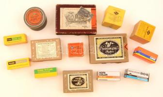 Nagy fotós kellék tétel, benne bontatlan 120-as filmek, üveglemezek és filmdobozok nagy választékban különféle gyártóktól