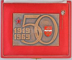 1969. 1919-1969 - 50. zománc berakásos Br plakett a Tanácsköztársaság 50 éves évfordulójára eredeti tokban (75x105mm) + DN Budapest címer zománcozott fém kitűző (9x12mm) T:2