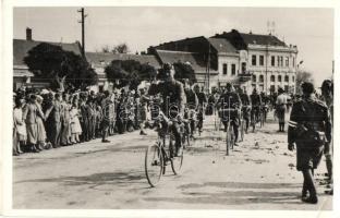 1938 Ipolyság, Sahy; bevonulás, kerékpáros katonák / entry of the Hungarian troops, soldiers on bicycle (EK)