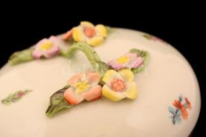 Herendi virág mintás bonbonier, kézzel festett, jelzett, apró lepattanással, d:12 cm