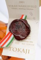 2001 Tokaji hárslevelű félédes fehérbor, 0,5 l, 60 éves jubileumi palackban, hitelesítéssel, saját d...