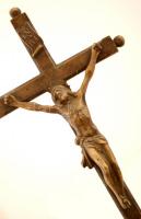 Réz feszület, fa talapzaton, rajta hét fájdalmas Szűz Máriával, a fán repedésekkel, m: 38 cm