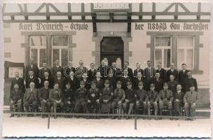 1936 Karl Weinrich Schule der NSDAP Gau Kurhessen. Photohaus Stautz Bad Sooden-Werra. A Nemzetszocialista Párt iskolájának csoportképe. Fotó hátoldalán pecsét, feliratozva, 11×17 cm