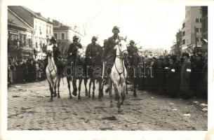 1938 Kassa, Kosice; bevonulás, Singer Ernő fényképész / entry of the Hungarian troops, photo, &#039;1938 Kassa visszatért&#039; So. Stpl (EK)