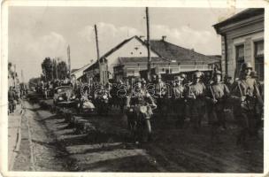 1940 Máramarossziget, Sighetu Marmatiei; bevonulás, motoros katonák / entry of the Hungarian troops, soldiers on motorbicycles (EK)