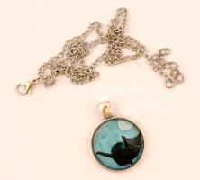 Üveglencsés cicás medál láncon, h: 46 cm