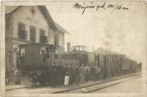 1906 Marosújvár, Ocna Mures; vasútállomás, vonat vasutasokkal, csoportkép / railway station, train with railway workers, group photo (EK)