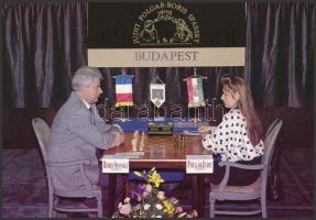 1993 a Polgár-lányok aláírásai a Polgár-Szpasszkij mérkőzést ábrázoló levelezőlapon