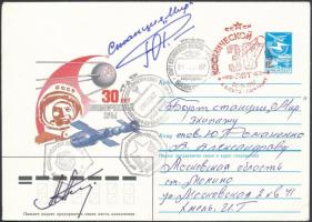 Jurij Viktorovics Romanyenko (1944- ) szovjet és Alekszandr Alekszandrov (1951- ) bolgár űrhajósok aláírásai emlékborítékon, MIR alkalmi bélyegzéssel /  Signatures of Yuriy Viktorovich Romanenko (1944- ) Soviet and Aleksandr Aleksandrov (1951- ) Bulgarian astronauts on envelope with MIR special cancellation