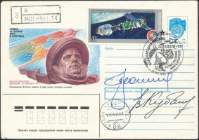 Alekszej Leonov (1934- ) és Valerij Kubaszov (1935-2014) szovjet űrhajósok aláírásai emlékborítékon /  Signatures of Aleksey Leonov (1934- ) and Valeriy Kubasov (1935-2014) Soviet astronauts on envelope