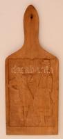 Faragott fa vágódeszka népies jelenettel 31 cm
