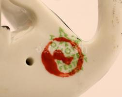 Hollóházi figyelő macska, kézzel festett, jelzett, kis kopásnyomokkal, m: 8,5 cm