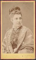 Feleky Miklósné Munkácsy (Gaidler) Flóra (1836-1906) színésznő portréja, Stagl soproni műterméből, hátoldalán a színésznő dedikációjával, 11×6,5 cm
