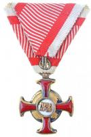 1914-1918. "Arany Érdemkereszt a Vitézségi Érem szalagján" aranyozott, zománcozott Br kitü...