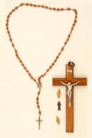 Kegytárgyak: feszület, rózsafüzér, 3 db mini szent figura, m:3-20 cm, összesen 5 db