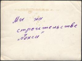 cca 1940-1950 Férfiak lajtos kocsinál, hátoldalon oroszul feliratozott fotó, felületén törésnyomokka...