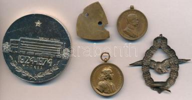 5db-os vegyes magyar és külföldi kis militária tétel, benne jelvény, emlékérem, közte 1938. "Fe...