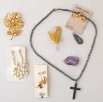 Arany színű bizsu tétel, strasszokkal, gyöngyökkel, 7 db (fülbevalók, brossok) + Hematit nyaklánc ametiszt és tigrisszem medállal, 3 db