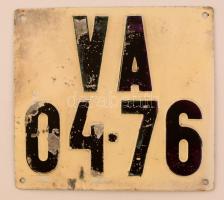 Régi rendszámtábla, kopásnyomokkal, 21x23 cm