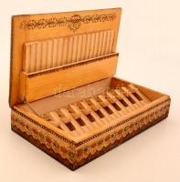 Festett, faragott fa kínálós cigarettatartó doboz, 20x12x4,5 cm