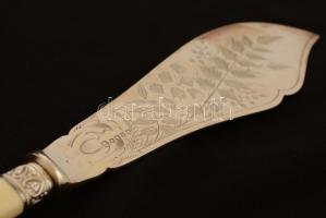 Dekoratív süteményes készlet. Aranyozott alpakka, csont nyéllel, díszdobozban  / Vintage tarte set, ...