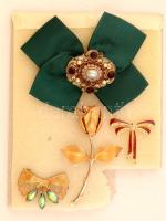 Kis bizsu tétel: kitűzők, stb., összesen 4 db