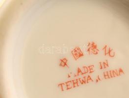 Kínai motívumos váza, matricás, jelzett, kis kopásnyomokkal, m: 21 cm