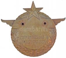 ~1980. "A Balesetmentes Közlekedésért" Br hűtőrácsra csavarozható jelvény (83x97mm) + ~198...