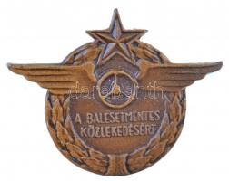 ~1980. "A Balesetmentes Közlekedésért" Br hűtőrácsra csavarozható jelvény (83x97mm) + ~198...