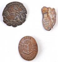 9db-os vegyes turista jelvény és felvarró tétel jobb darabokkal, benne "Közalkalmazott Találkoz...