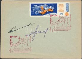 Alekszej Leonov (1934- ) és Pavel Beljajev (1925-1970) szovjet űrhajósok aláírásai emlékborítékon /  Signatures of Aleksey Leonov (1934- ) and Pavel Belyayev (1925-1970) Soviet astronauts on envelope