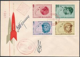 Valentyina Tyereskova (1937- ) és Valerij Bikovszkij (1934- ) szovjet űrhajósok aláírásai emlékborítékon /  Signatures of Valentina Tereshkova (1937- ) and Valeriy Bikovskiy (1934- ) Soviet astronauts on envelope