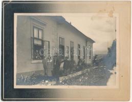 cca 1910 Feketebalog, csoportképek különböző helyszíneken, 6 db kartonra kasírozott fotó, 8x8 és 12x...