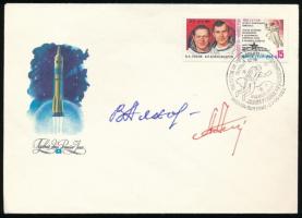 Vlagyimir Ljahov (1941- ) szovjet és Alekszandr Alekszandrov (1951- ) bolgár űrhajósok aláírásai emlékborítékon /  Signatures of Vladimir Lyahov (1941- ) Soviet and Aleksandr Aleksandrov (1951- ) Bulgarian astronauts on envelope