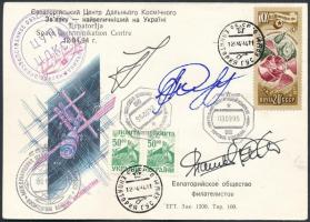 Szergej Avgyejev (1956- ), Jurij Gidzenko (1962- ) orosz és Thomas Reiter (1958- ) német űrhajósok aláírásai emlékborítékon /  Signatures of Sergei Avdeyev (1956- ), Yuriy Gidzenko (1962- ) Russian and Thomas Reiter (1958- ) German astronauts on envelope