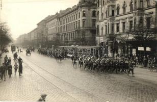 Budapest VIII. József körút 33., 4-es villamos, katonai felvonulás zenekarral, Schäffer photo