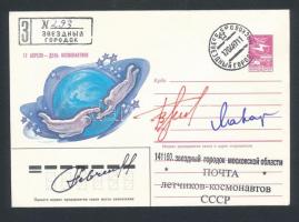Szergej Avdejev (1956- ), Valerij Poljakov (1942- ) és Gennagyij Manakov (1950- ) szovjet űrhajósok aláírásai emlékborítékon  Signatures of Sergei Avdeyev (1956- ), Valeriy Polyakov (1942- ) and Gennadiy Manakov (1950- ) Soviet astronauts on envelope