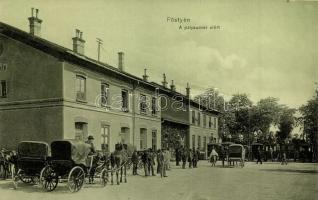 Pöstyén, Piestany; vasútállomás előtt, lovaskocsik / railway station, horse carts