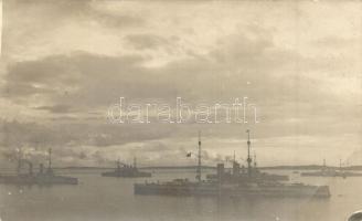 Osztrák-magyar haditengerészet Radetzky osztályú (előtérben) és Erzherzog osztályú (háttérben) csatahajói / Austro-Hungarian Navy Radetzky class (foreground) and Erzherzog class (background) pre-dreadnought battleships (EB)