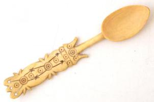 Csontból faragott kiskanál, h: 12 cm