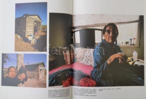 Korniss Péter: Vörös Felhő földjén. Észak-amerikai indiánok között.. Bp., 1982, Corvina. Kartonált p...