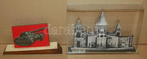 Két kisplasztika, szovjet tank és templom